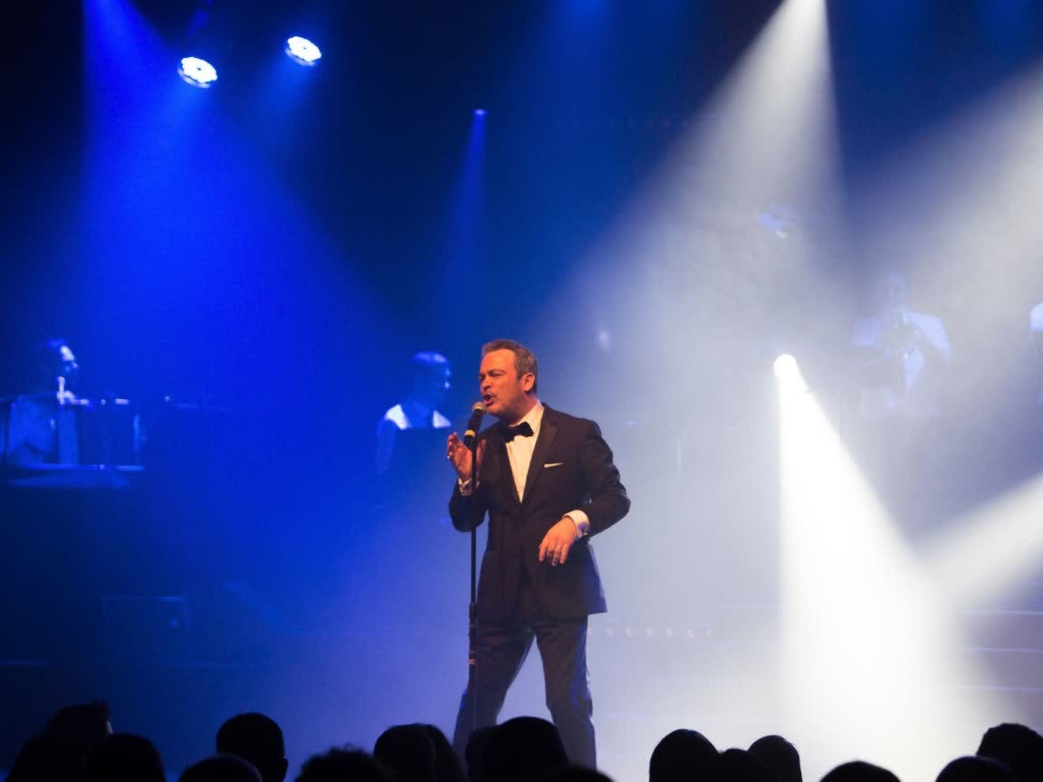 Arnaud Ledauphin chantant sur scène